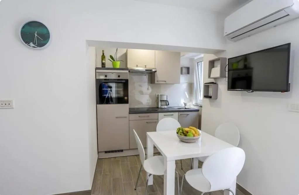 Apartment Rose Πούλα 0*,